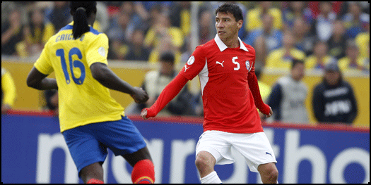 CNNChile's tweet photo. Pablo Contreras sufrió infarto durante partido de Showbol http://t.co/3dHGZCLvnq #CNNChile http://t.co/0I3HkSzZOz