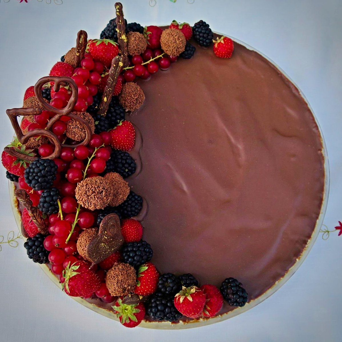 wanderingwalnut's tweet photo. You guys fancy a #triple #chocolate #tart? It's #berrygood. #foodblogger #EEEEEATS http://t.co/peU2GB7Xjy http://t.co/52T2fws5Ve