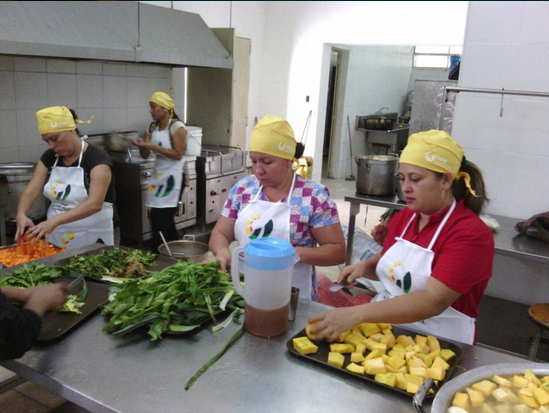 mineducacion_ve's tweet photo. Trabajando con alegría para dar alimentación balanceada, de calidad y gratuita a los estudiantes #Venezuela @cnae_ve http://t.co/CUimuRA0ND