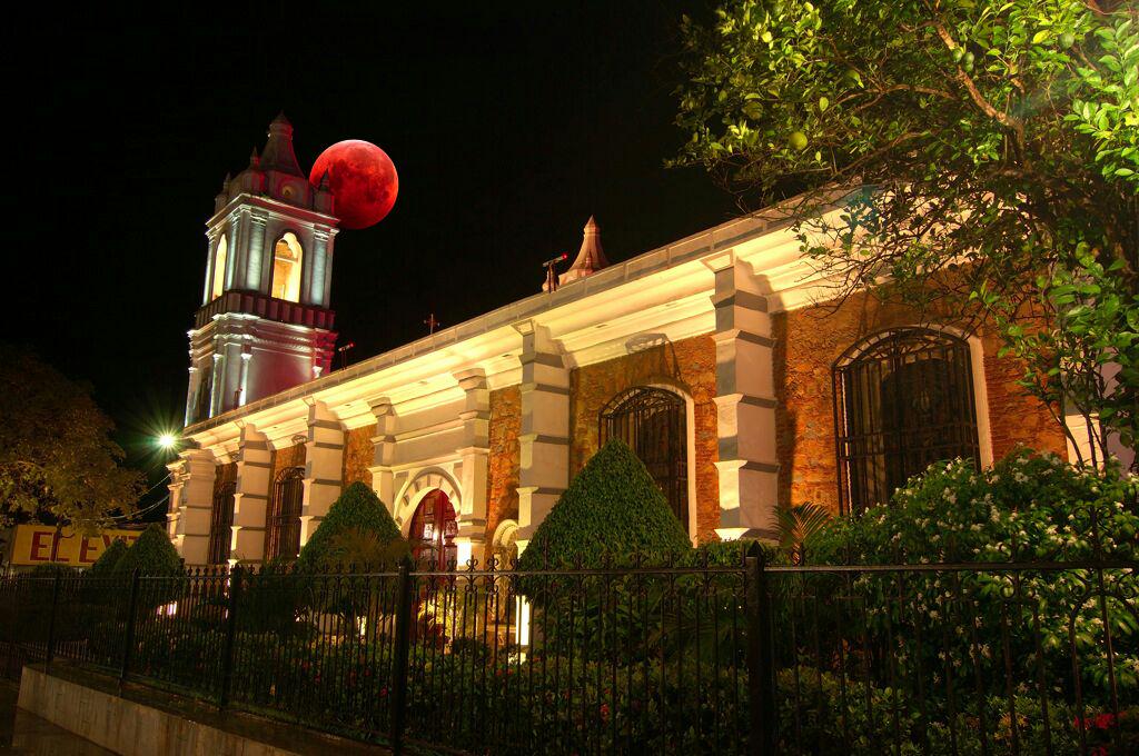 JCTapiaLMB's tweet photo. Miren esa belleza del eclipse de luna anoche con el fondo de la catedral de Chitré http://t.co/xL8RJlMclA