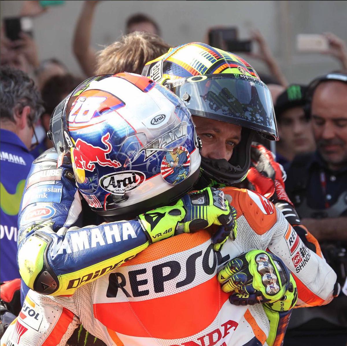 box_repsol's tweet photo. Uno de los abrazos con mayor significado de la temporada. Lucha en pista y deportividad fuera. Vía @clinicamobile. http://t.co/BmNEFkfxab