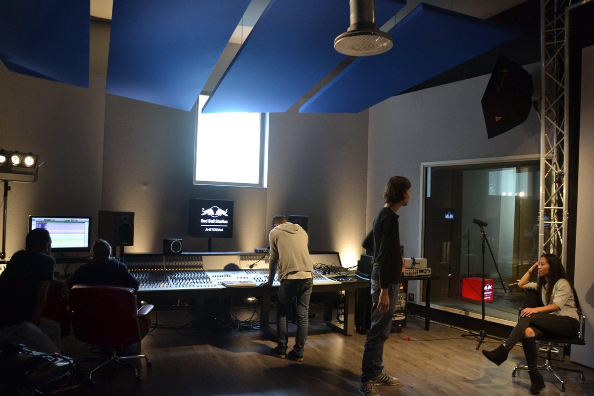 RezaSahabuddin's tweet photo. Opnames maken @RBStudiosNL voor @rebekkaling &amp; BAND! #redbullstudios #recording #soul #jazz #rnb http://t.co/hteuxmBcs9