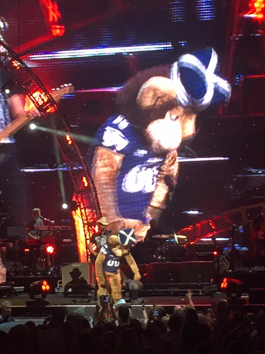 ODUSports's tweet image. Big Blue rockin' on stage with @BradPaisleyLive at @FarmBureauLve last night! @ODUnow #ODUSports #ODU