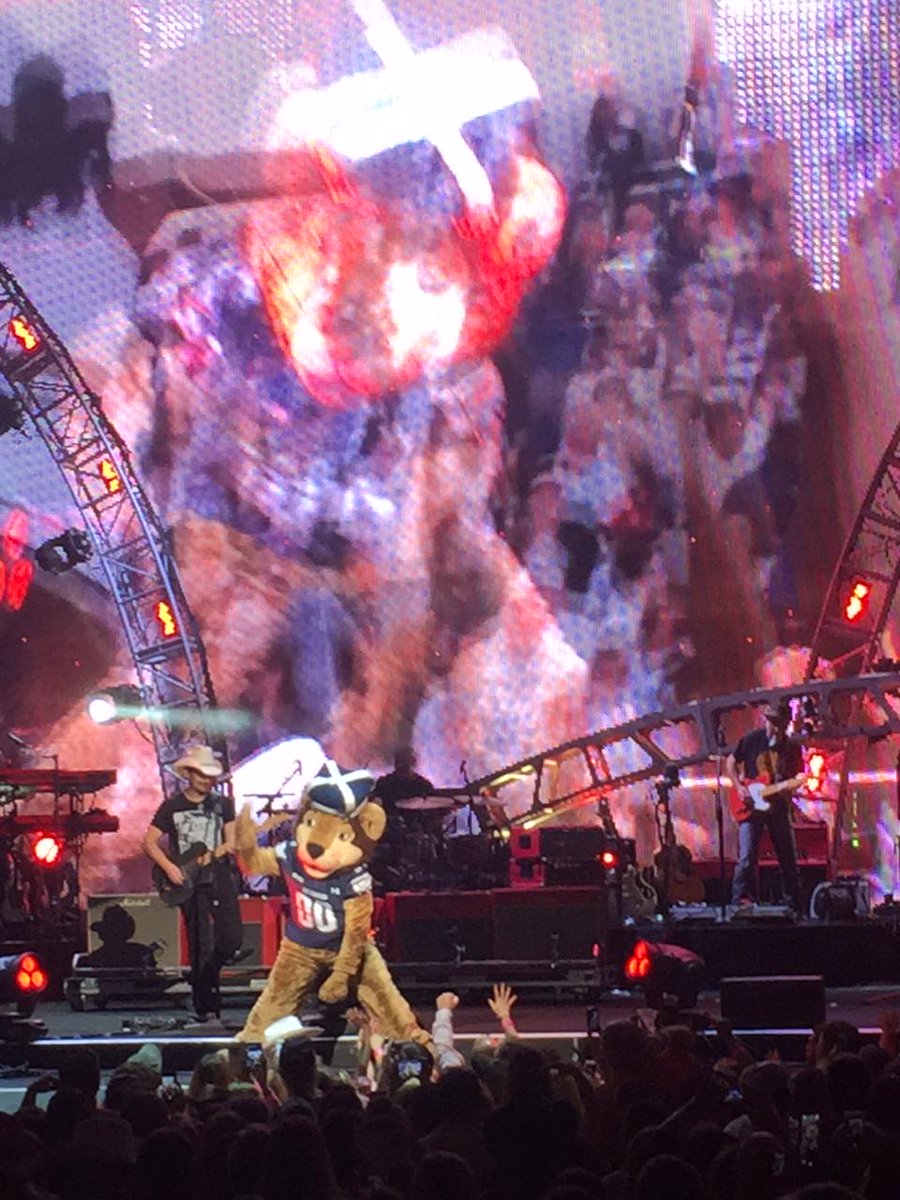 ODUSports's tweet image. Big Blue rockin' on stage with @BradPaisleyLive at @FarmBureauLve last night! @ODUnow #ODUSports #ODU