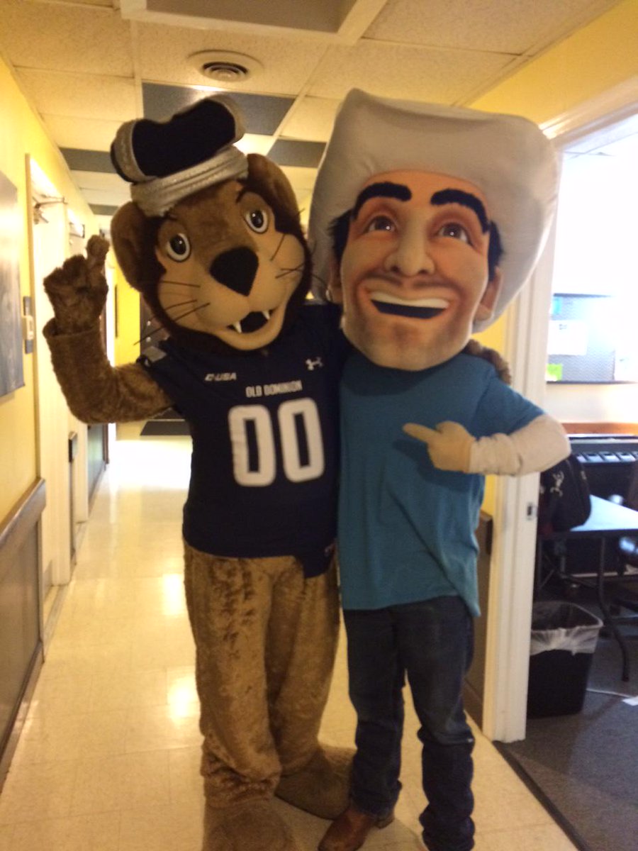 ODUSports's tweet image. Big Blue rockin' on stage with @BradPaisleyLive at @FarmBureauLve last night! @ODUnow #ODUSports #ODU