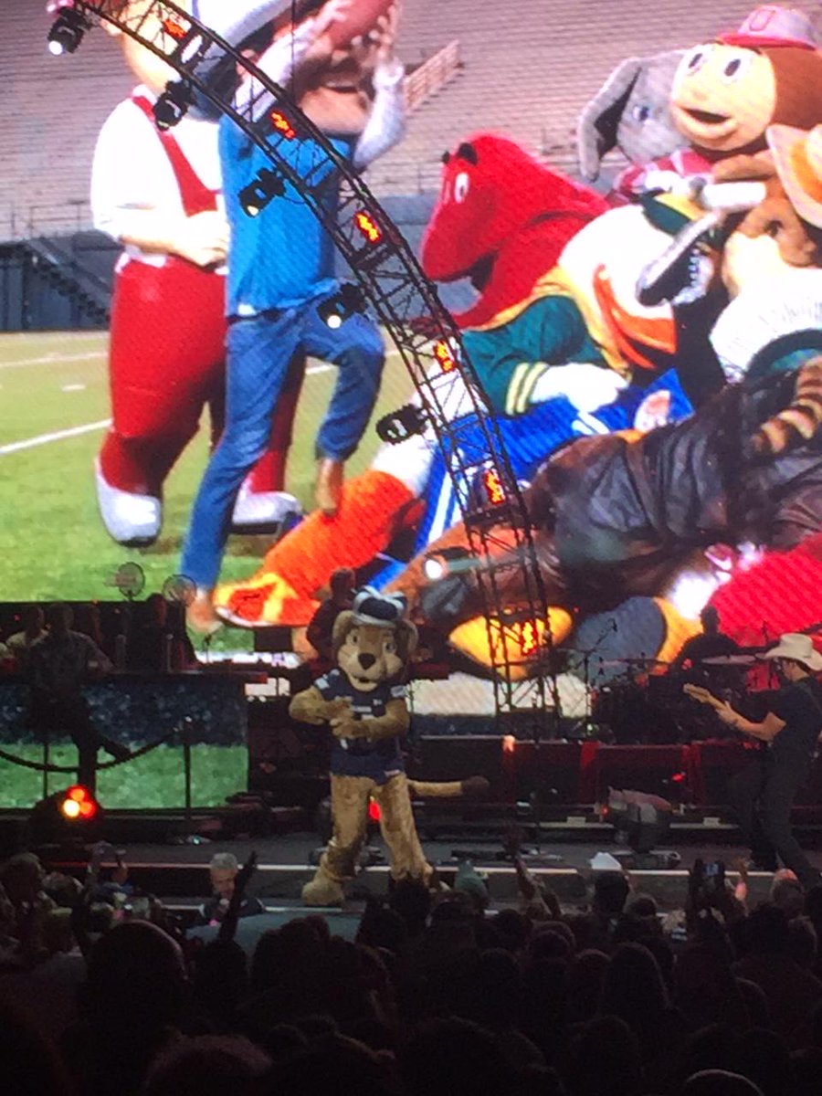 ODUSports's tweet image. Big Blue rockin' on stage with @BradPaisleyLive at @FarmBureauLve last night! @ODUnow #ODUSports #ODU