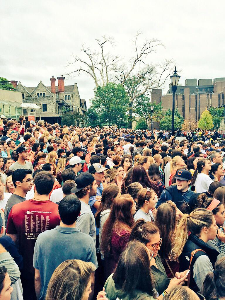 carolandonovan3's tweet photo. Shout out to @Pontifex for bringing this beautiful community a little closer! #SJU #jesuitproud #PopeInPhilly http://t.co/M9BLHoYxd6