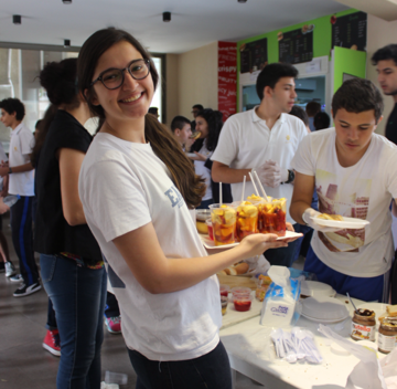 Ghadan_Injaz's tweet photo. Tala,Vice President of Human Resources helping organize Ghadan's homemade bakesale back in March! http://t.co/iazSAqCAX7