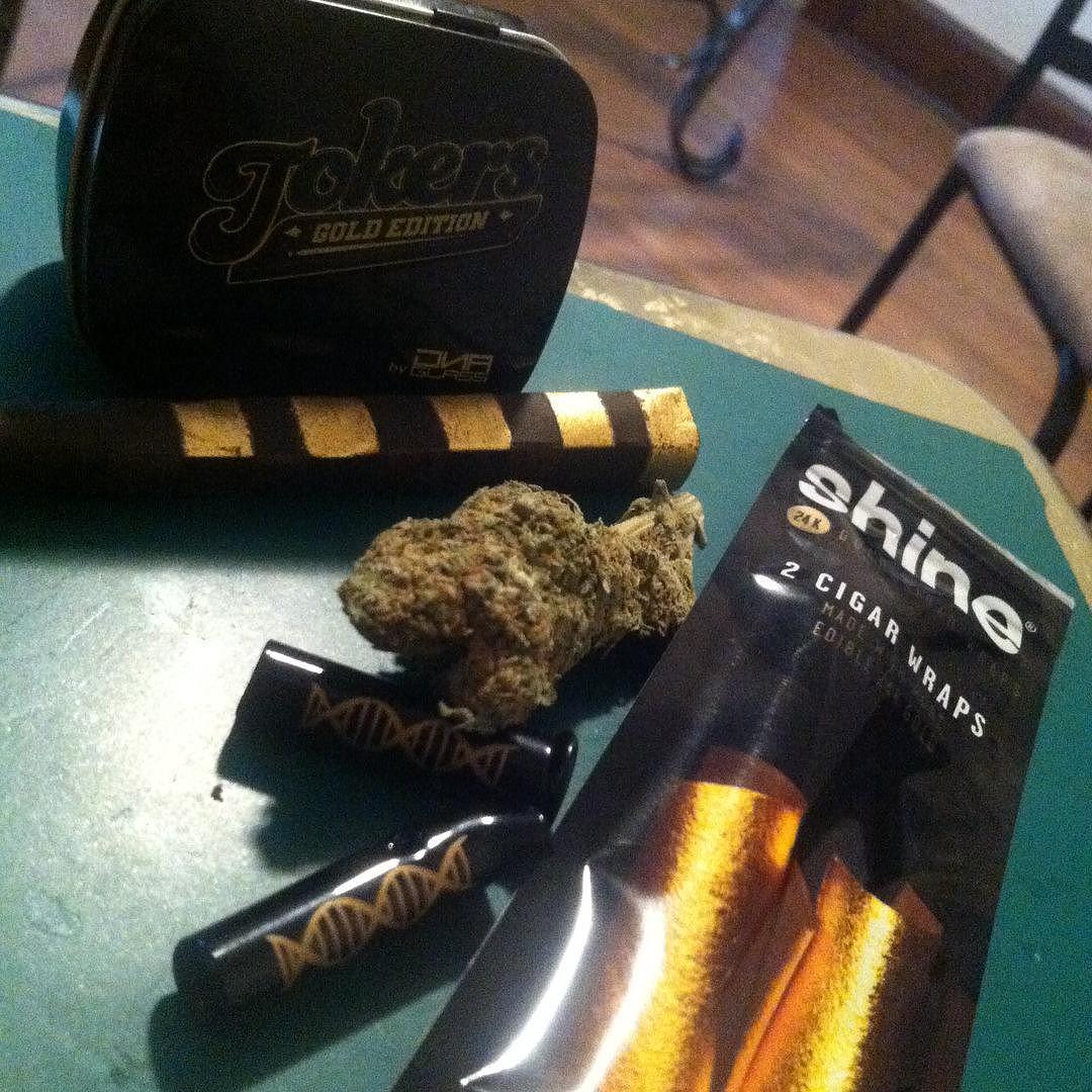 ShinePapers's tweet photo. Egyptian Gold Woven Blunt and Gold Edition Glass Tips #shinepapers #24KGold #kosedibles #spaceblunts #bluntculture #โฆ http://t.co/kb55M6x2qC