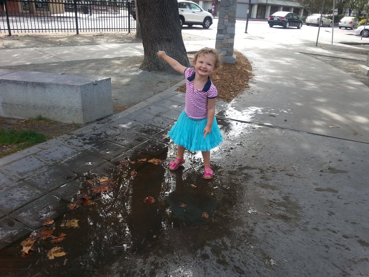 AnnieHunt16's tweet photo. The dryest state in the country and she finds a puddle.  #dancinginpuddles http://t.co/qLnVEOiOzs