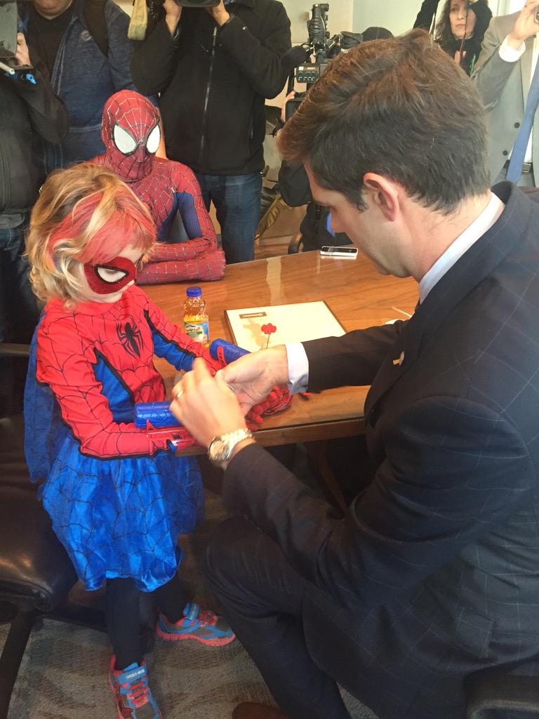 jana_pruden's tweet photo. .@doniveson asks #SpiderMable for help, gives her full access to the city, and upgraded Web Shooters. http://t.co/BVWANKKxPo
