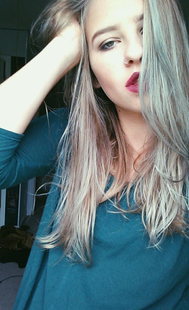 cssdwtrs13's tweet photo. Feelin this gray hair 👵💁 http://t.co/q0ZZ2xcZrk