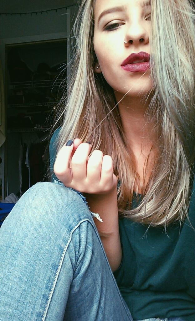 cssdwtrs13's tweet photo. Feelin this gray hair 👵💁 http://t.co/q0ZZ2xcZrk