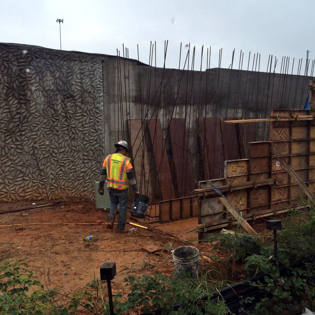 alleypc's tweet photo. Wall art is up...and foundation for stairs up to station is taking shape along Brevard! #CLTtransit #BlueLine http://t.co/V0VgYRdRMa