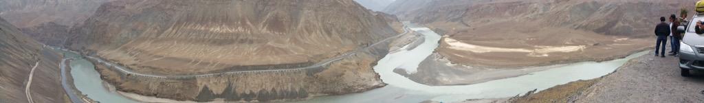 Ashd_69's tweet photo. Sangam ......Indus and Zanskar Rivers - Leh http://t.co/pNIsAD6rlI