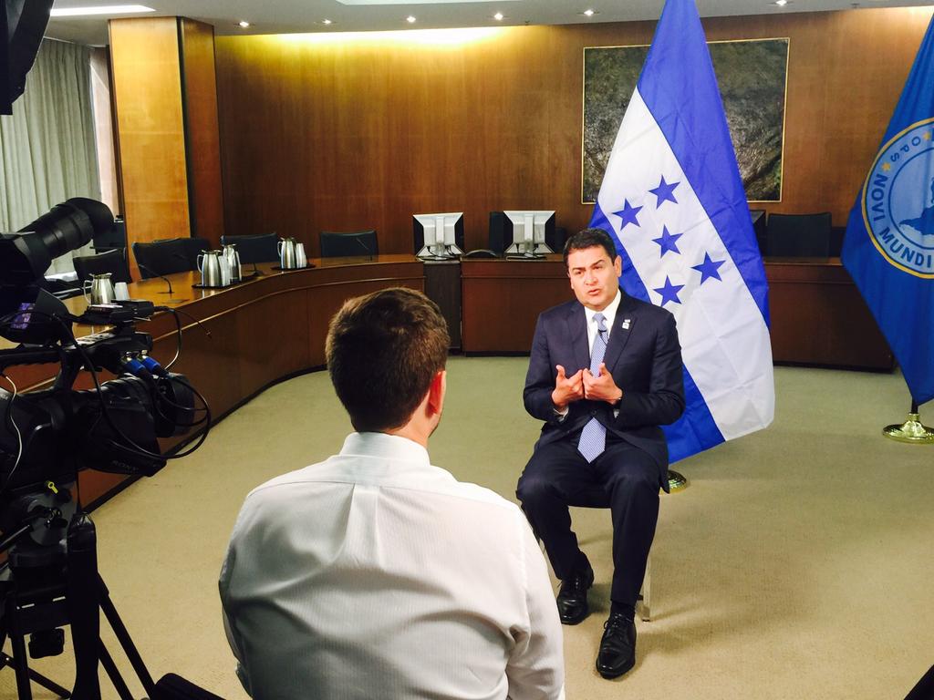 radiohrn's tweet photo. Presidente Hernández en entrevista con Sebastian Oliel de la OPS. #Radiohrn http://t.co/pFltmUnQe0