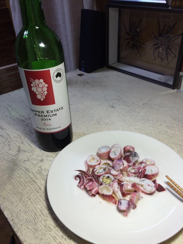 kaeruland's tweet photo. イカ オリーブオイルとレモンとハーブソルト 赤ワインはラッパ飲み http://t.co/0s30vnz6cR