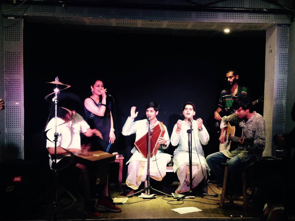 ItidaOfficial's tweet photo. Thank you, Mumbai for a special welcome! #DesPardes #theHive #MumbaiShow @RahulRohitM @TheMahiraKhan @ArtistAloud http://t.co/FEqaOzNrms