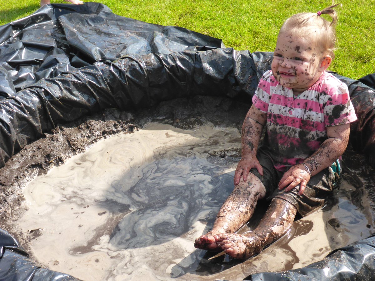 ModderDag's tweet image. de winnende ModderDag foto 2015 in de categorie 0-4 jaar van KDV De Kei uit Mill