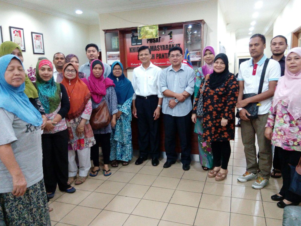 petalingputra's tweet photo. YM DSU @RajaNongChik selesai sampaikan Skim Teman Tekun, Pinjaman Tekun & Skim Prihatin 1WP. @TEKUNasional #UMNOWP http://t.co/gEpCBd9NIj