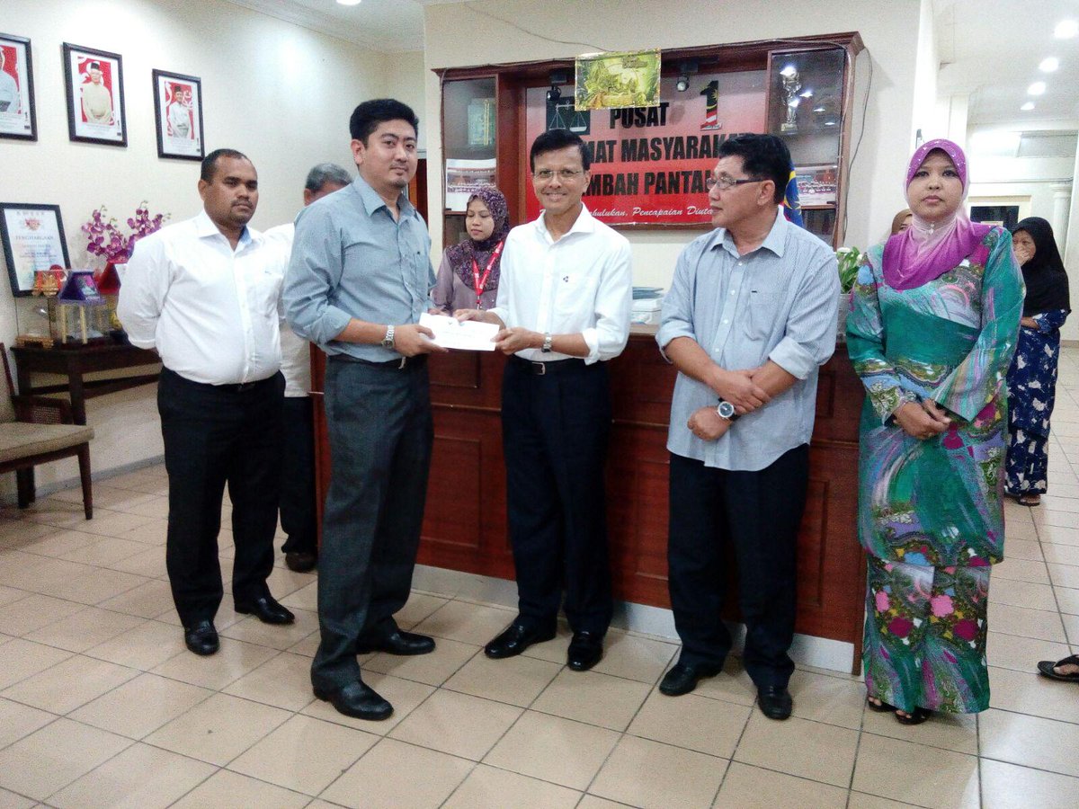 petalingputra's tweet photo. YM DSU @RajaNongChik selesai sampaikan Skim Teman Tekun, Pinjaman Tekun & Skim Prihatin 1WP. @TEKUNasional #UMNOWP http://t.co/gEpCBd9NIj
