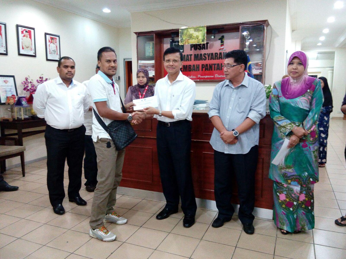 petalingputra's tweet photo. YM DSU @RajaNongChik selesai sampaikan Skim Teman Tekun, Pinjaman Tekun & Skim Prihatin 1WP. @TEKUNasional #UMNOWP http://t.co/gEpCBd9NIj