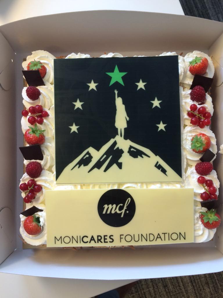 MariusNijland's tweet photo. Bedankt @MonicaresNL voor de heerlijke taart!! Hij was snel op😉 @Stars_for_Kids http://t.co/RsaoEHYdqy