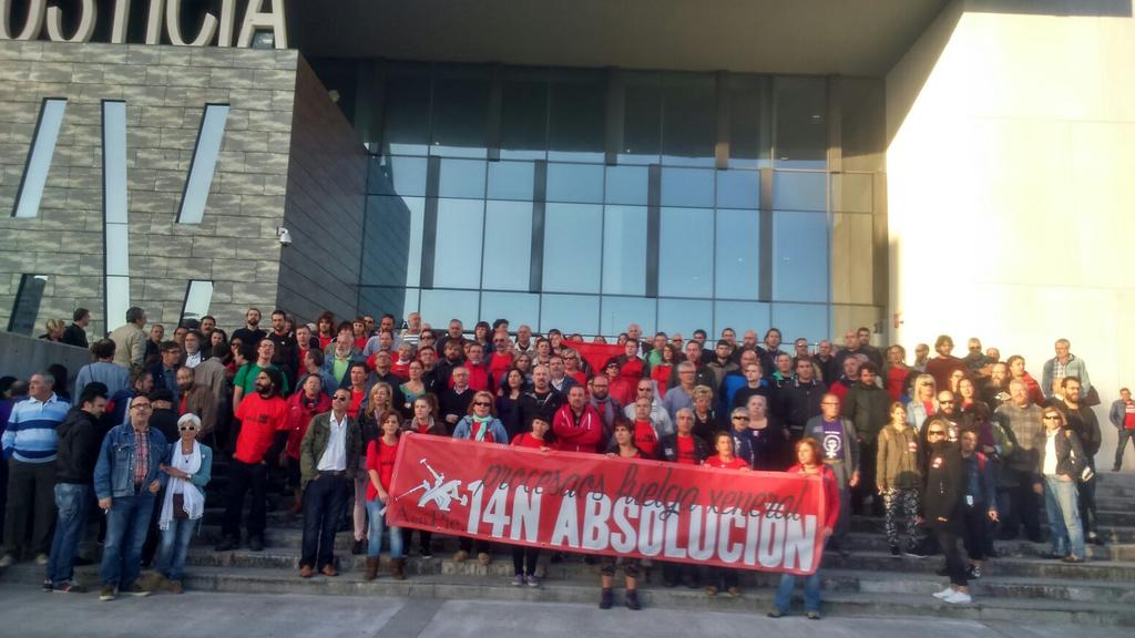 SindicalismuAst's tweet photo. Equí tamos. Si toquen a una, tóquennos a toes ¡Puxa la llucha de la clas obrera! #14N_Absolución #FartesDeRepresión http://t.co/3G8hTjkyyv
