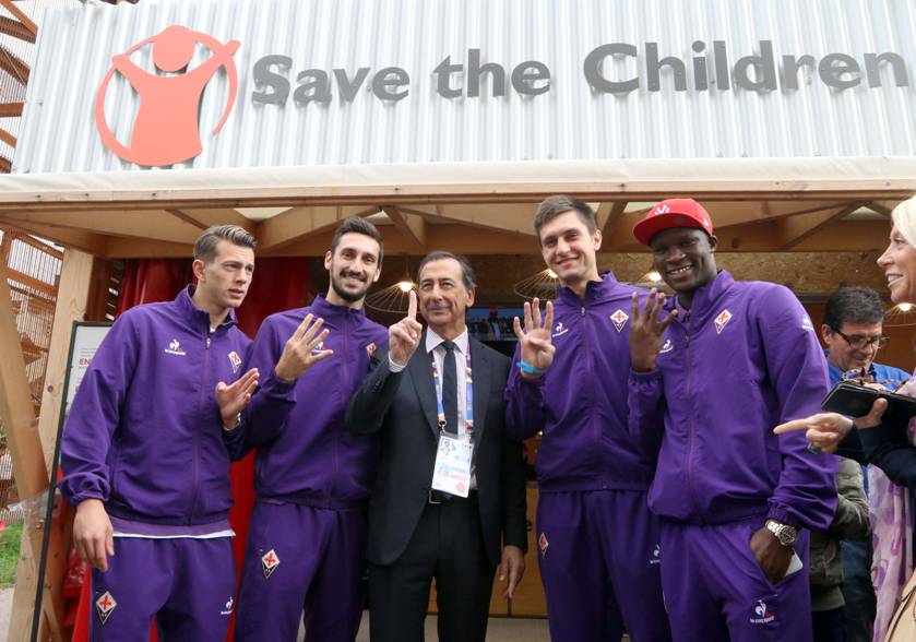 SaveChildrenIT's tweet photo. Giuseppe Sala, Commissario @Expo2015Milano, interista, in un simpatico scatto con gli amici dell'@acffiorentina :) http://t.co/dV4s47mmqW