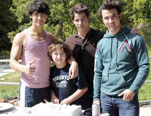 Happy 15th Birthday Frankie Jonas!!! 