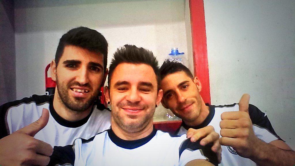 Fotito con 2 de mis nuevos compañeros, del Albatera FS. Ivan y pau!! Debutamos el sábado con un 4-4 contra vilajoiosa