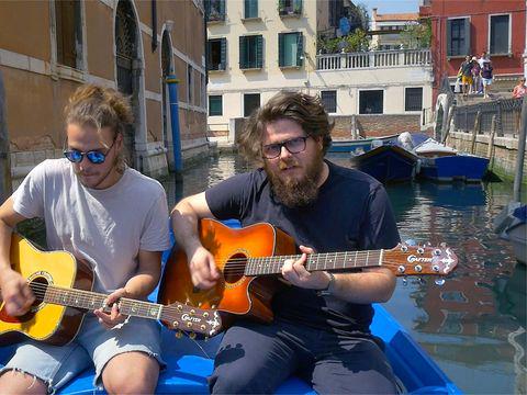 rockolpoprock's tweet photo. Indiemood Sessions: Pietro Berselli dal vivo nei canali di Venezia - VIDEO http://t.co/e7rcWKATTP http://t.co/nEtK34ypvh