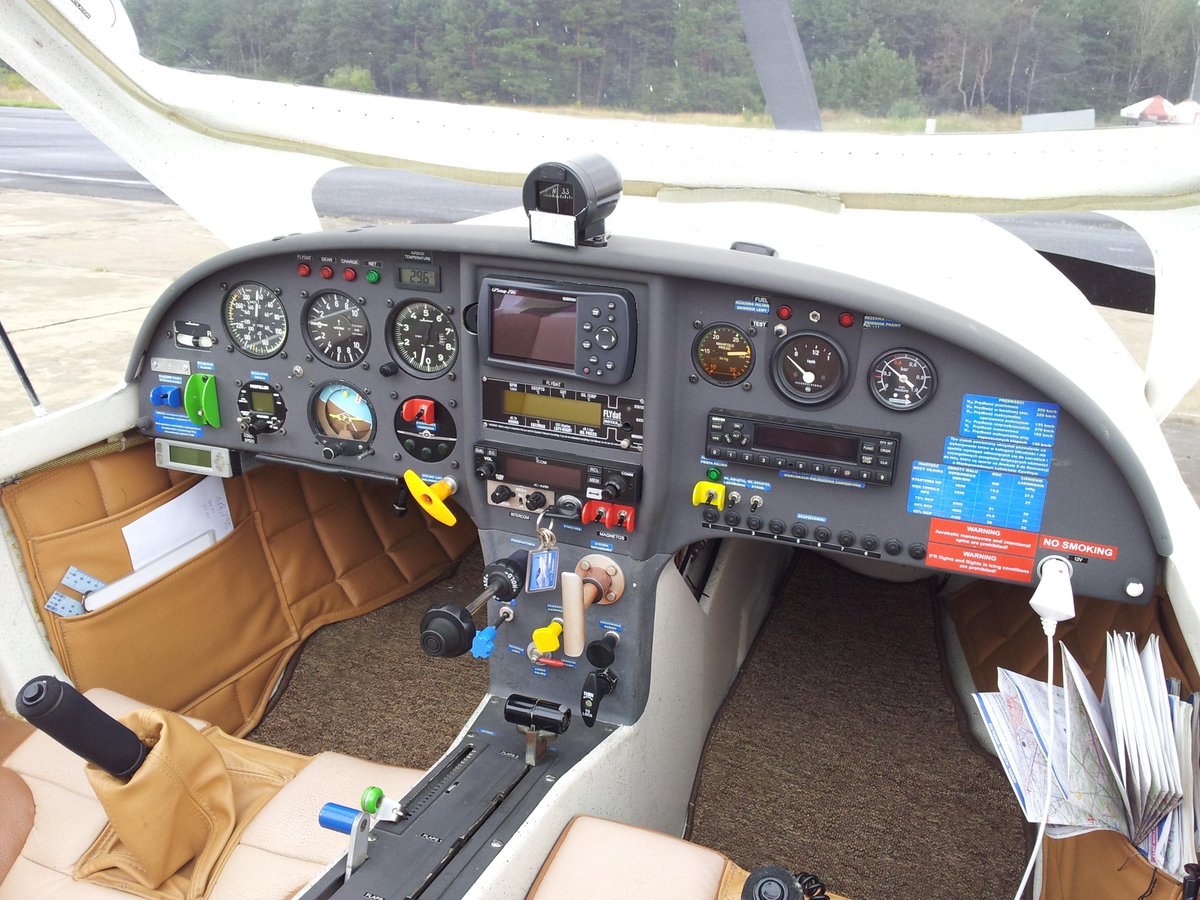 AvionerPL's tweet photo. Na lotnisku w Białej Podlaskiej powstaje nowa szkoła lotnicza!. 4-kilometrowa lina wyciąga szybowiec nawet na 1400 m. http://t.co/9TLJUk8Oef