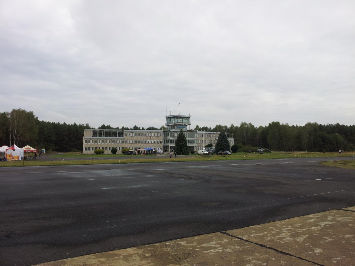 AvionerPL's tweet photo. Na lotnisku w Białej Podlaskiej powstaje nowa szkoła lotnicza!. 4-kilometrowa lina wyciąga szybowiec nawet na 1400 m. http://t.co/9TLJUk8Oef