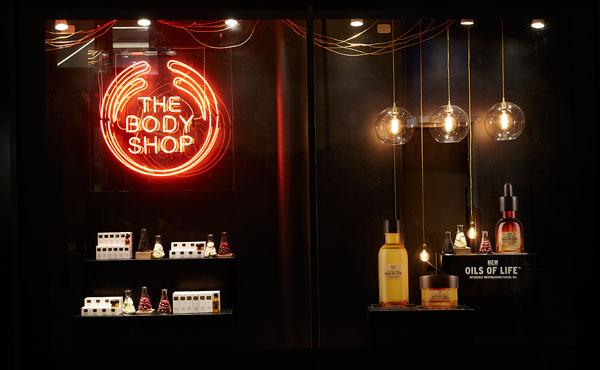 retailfocus's tweet photo. VM: @TheBodyShopUK Oils of Life #windows @OxfordStreetW1 http://t.co/daCOKsUBRO #retail #retaildesign #displays #vm http://t.co/pNcvUCm4PC