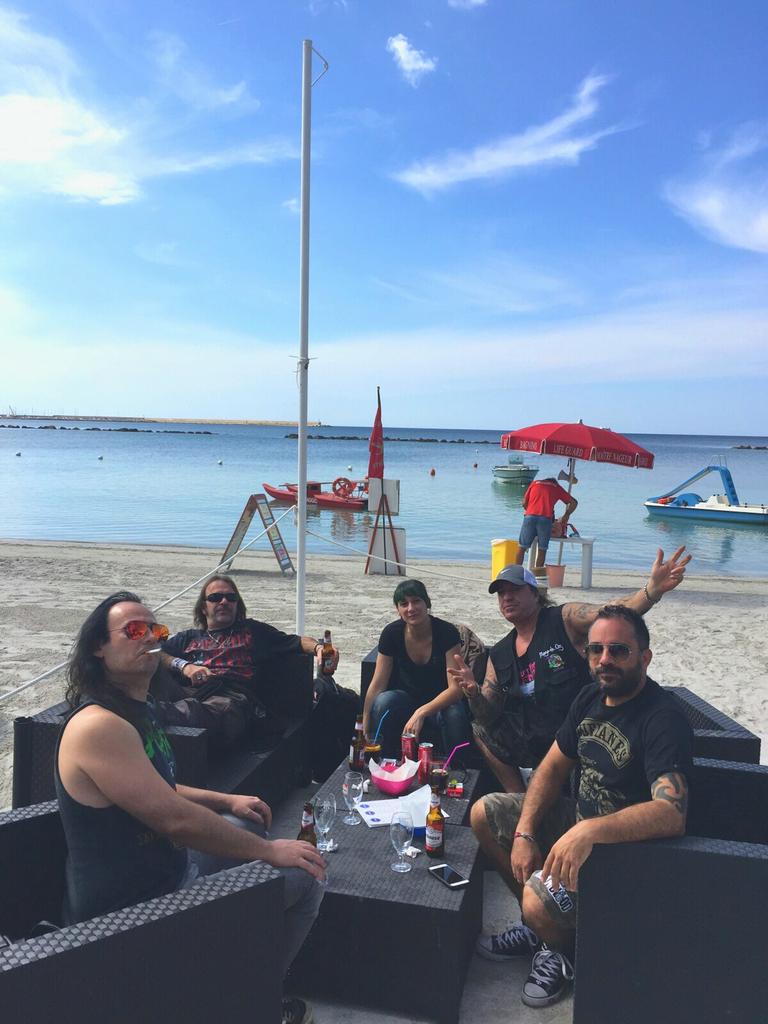 MAGODEOZOFIC's tweet photo. "Relaxed with coffee on the beach" 😆 Desde Cerdeña (Italia) con amor 💙 http://t.co/DlG9ELyAFw