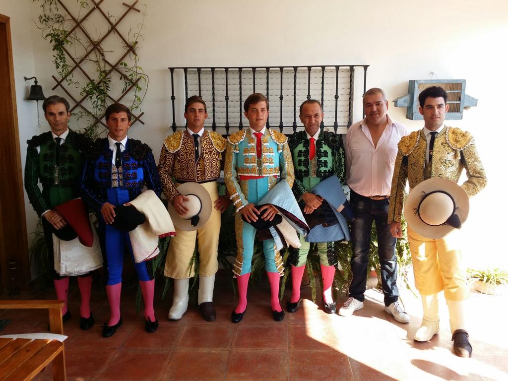 Eloyhs6's tweet photo. Toda la cuadrilla ayer en la corrida mixta en mi tierra Sanlucar de Barrameda . http://t.co/NPjAzYGq08