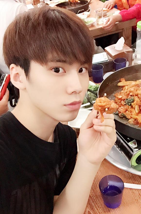 offclASTRO's tweet photo. 가족들이��� 닭갈비 먹으러 왔어요!!!
오랜만에 먹으니깐 너무 맛있어요 ㅠ
다들 저녁 드셨어요? http://t.co/cACYqqoJ71