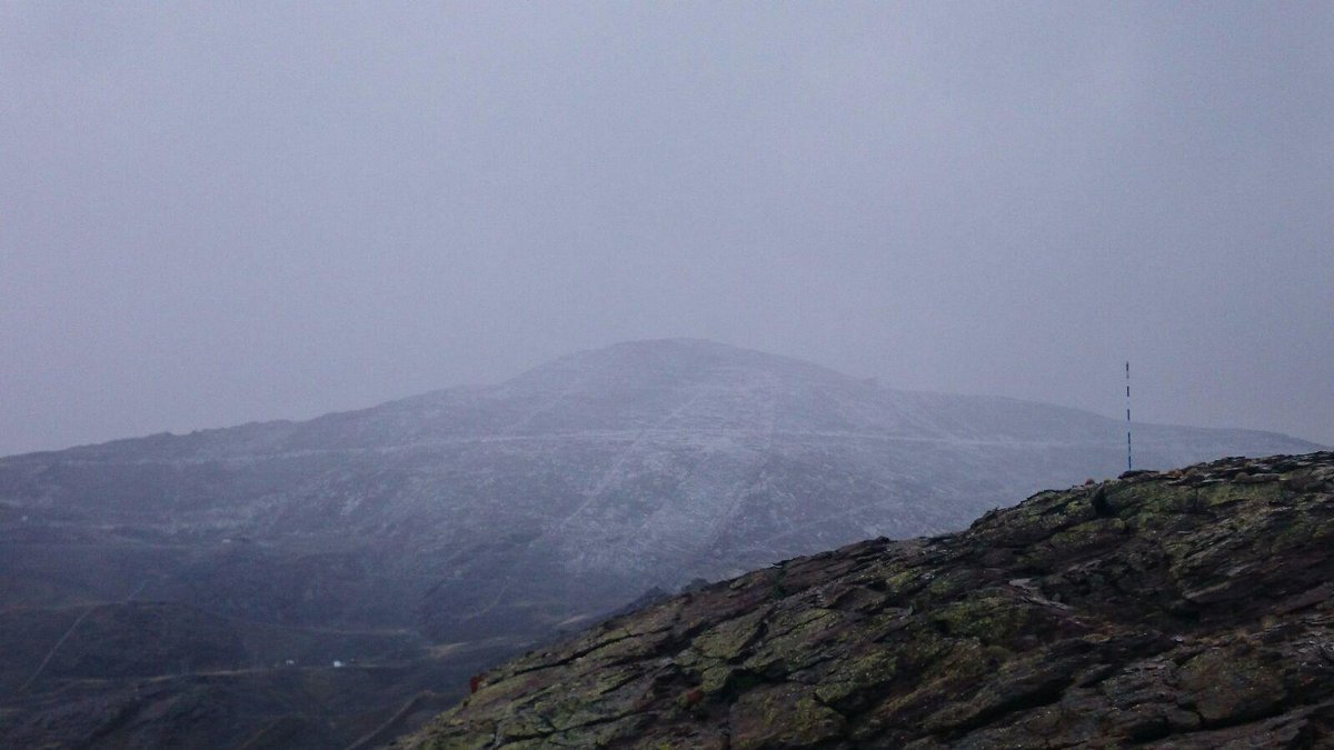 websierranevada's tweet photo. Las altas cumbres #SierraNevada empiezan a teñirse d blanco #MonodeNieve activado http://t.co/BwyzHkvyfU Preparados? http://t.co/zaRaYerPbA