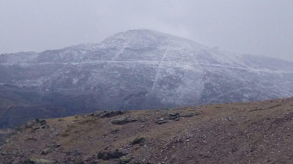websierranevada's tweet photo. Las altas cumbres #SierraNevada empiezan a teñirse d blanco #MonodeNieve activado http://t.co/BwyzHkvyfU Preparados? http://t.co/zaRaYerPbA