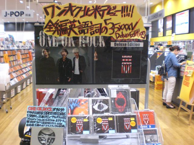 TOWER_Niigata's tweet photo. 今週のウィークリーチャート１位はONE OK ROCKの北米デビュー・アルバムとなる35xxxv Deluxe Editionです！！！新潟店入口すぐの試聴機に入ってますので是非チェックしてください＾＾#oneokrock http://t.co/loYz5zxtuV