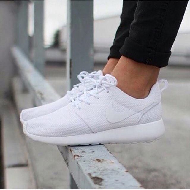 nike roshe run triple white