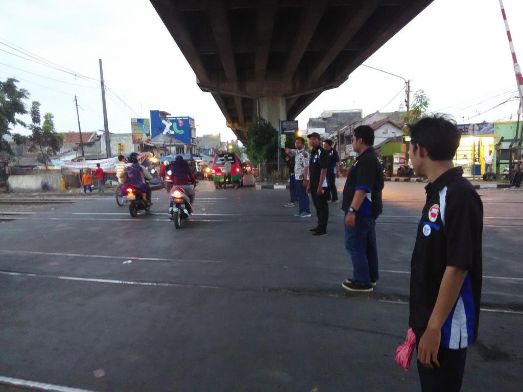 EdanSepurBD's tweet photo. Yuk, Tertib Berlalu Lintas di Perlintasan KA dgn TIDAK Melawan Arus, Putar Balik, atau Merobos Palang Pintu KA. https://t.co/g01pUr18Y6