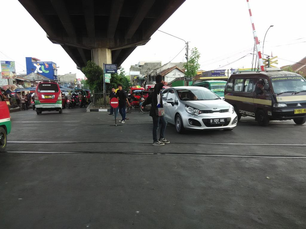 EdanSepurBD's tweet photo. Yuk, Tertib Berlalu Lintas di Perlintasan KA dgn TIDAK Melawan Arus, Putar Balik, atau Merobos Palang Pintu KA. https://t.co/g01pUr18Y6