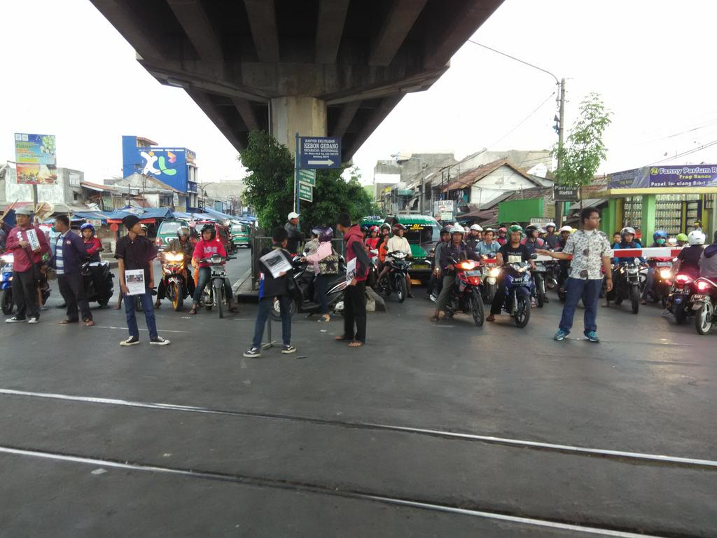EdanSepurBD's tweet photo. Yuk, Tertib Berlalu Lintas di Perlintasan KA dgn TIDAK Melawan Arus, Putar Balik, atau Merobos Palang Pintu KA. https://t.co/g01pUr18Y6