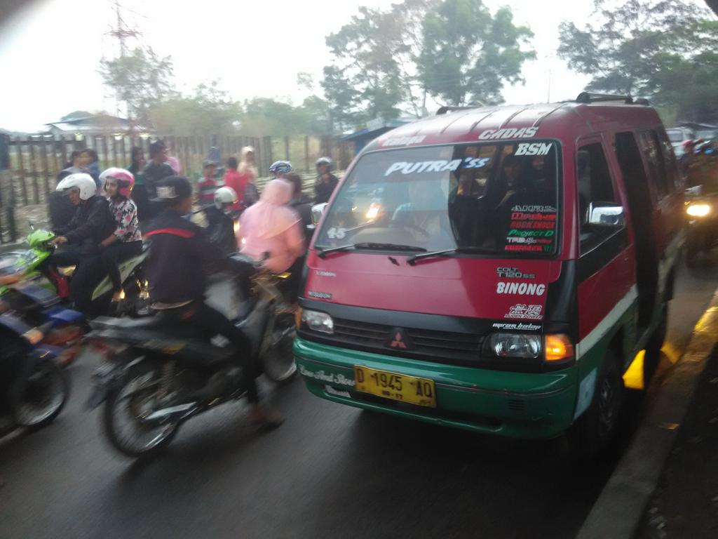 EdanSepurBD's tweet photo. Yuk, Tertib Berlalu Lintas di Perlintasan KA dgn TIDAK Melawan Arus, Putar Balik, atau Merobos Palang Pintu KA. https://t.co/g01pUr18Y6