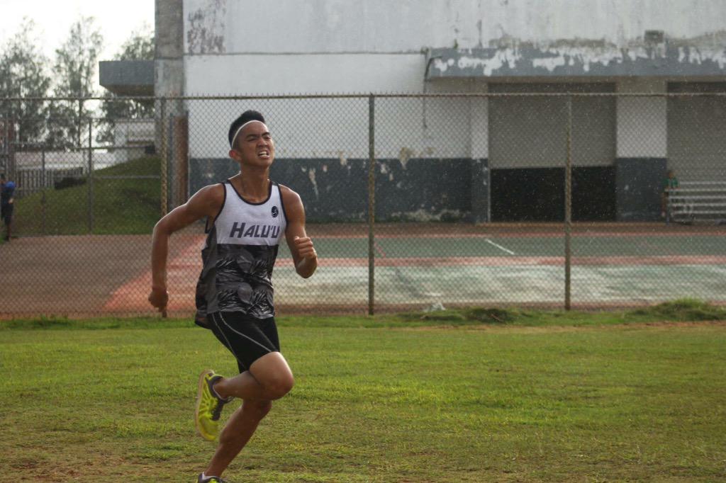 _HeyItsEvander's tweet photo. Action shot from Ben Middlebrooke. Sprint to the finish 🏃🏽💨 #FinalHomeMeet #4thOverall #19sBrokenAtHome http://t.co/nhwvetuA22