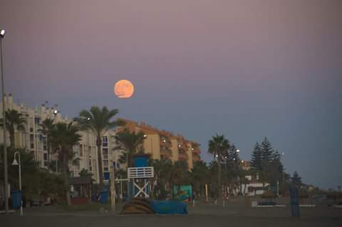 LaVozDeHoy's tweet photo. Con esta envidiable vista terminó la #FiestaDelBoqueron, esta vez con una #SuperLuna que se hace dueña de las miradas http://t.co/85hm5LBorK