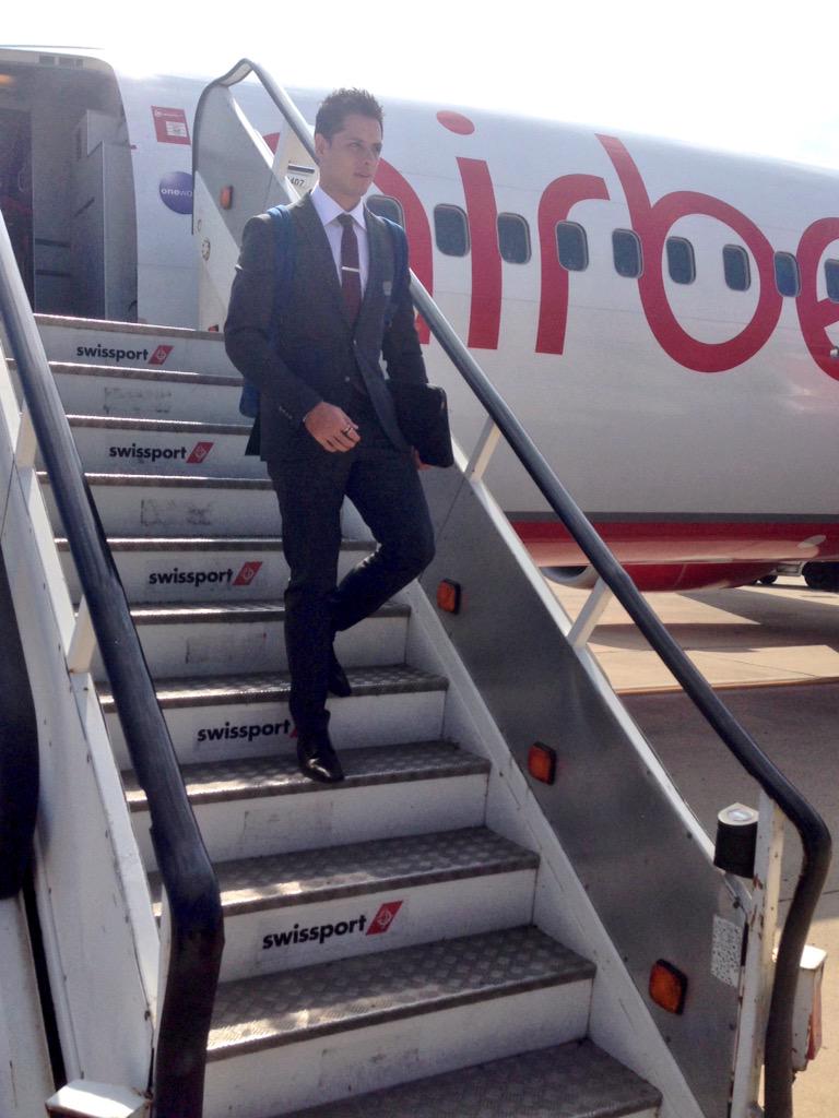 bayer04fussball's tweet photo. In #Barcelona: #Bayer04 und #Chicharito! #BarcaB04 http://t.co/3ub7wXHXah