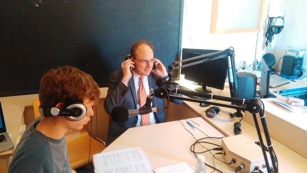 hamoirsimon's tweet photo. Le vice-recteur de l'UCL, Didier Lambert est avec nous en @radioLNFM http://t.co/AZQBUckUhH